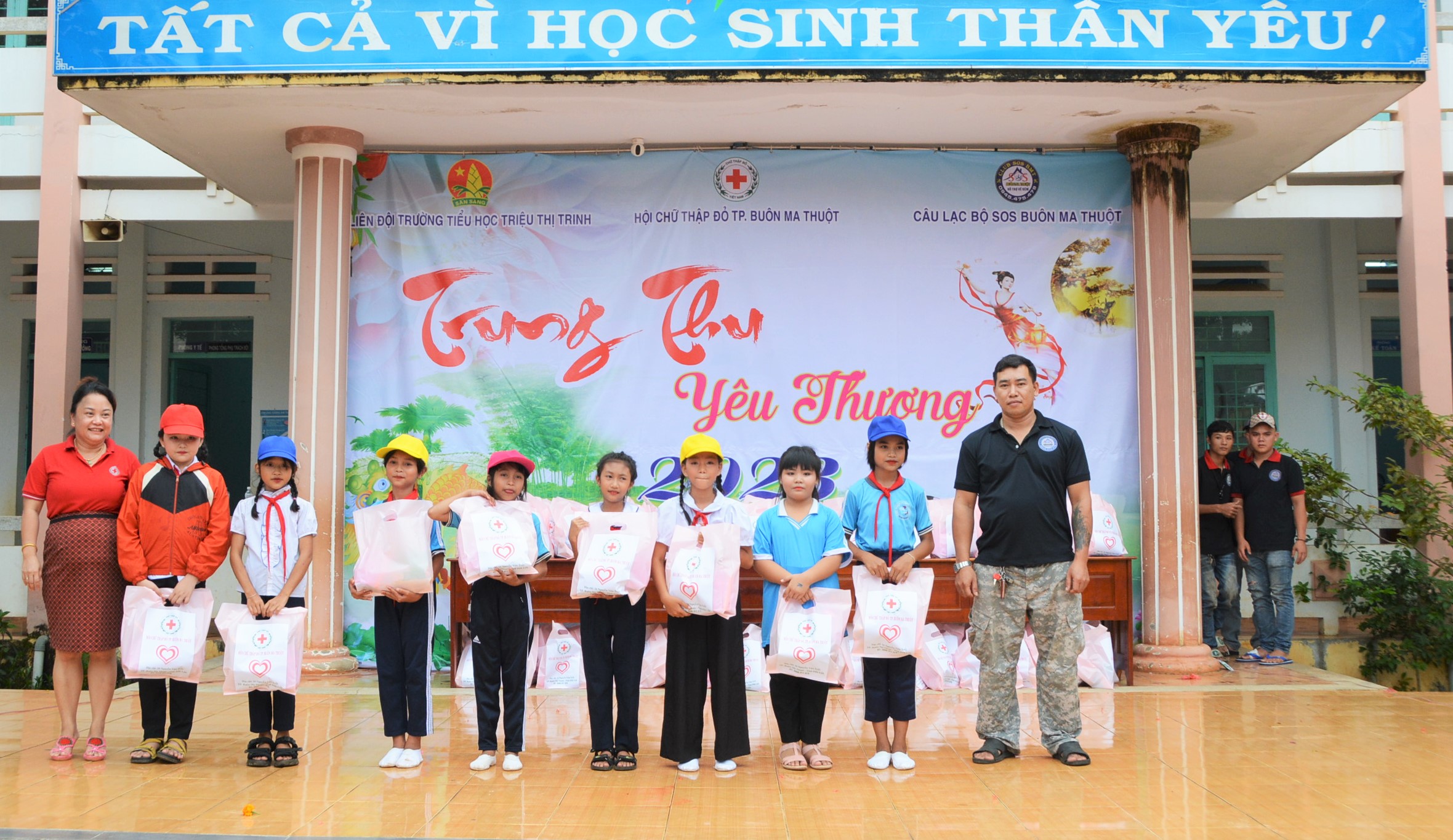 Tặng 220 phần quà nhân dịp Tết Trung thu cho các cháu nhỏ tại trường Tiểu học Triệu Thị Trinh, TP.Buôn Ma Thuột
